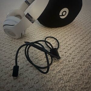 Beats Solo3 White/Silver Wireless Headphones with Case